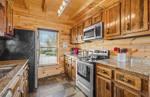 Gatlinburg - Pigeon Forge Cabin | Pvt Indoor Heated Pool, Mtn View, 4 BR, Game Rm, & Hot Tub-Fall Family Fun