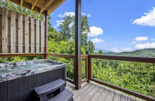 Gatlinburg - Pigeon Forge Cabin | Pvt Indoor Heated Pool, Mtn View, 4 BR, Game Rm, & Hot Tub-Fall Family Fun