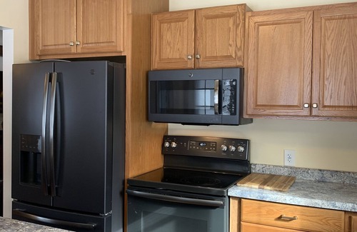 Pymatuning Central House | Pymatuning 5 Bedroom - Lake access - Sleeps 12 New for 2023 - boat mooring/dock