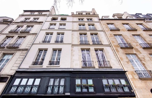 Les Iles Apartment | Quai Bourbon - One Bedroom Apartment, Sleeps 2