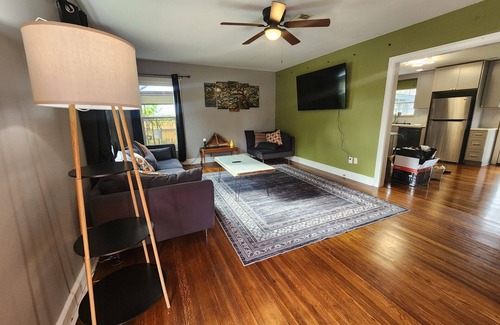 Northside House | Quaint 2/1 in Lindale Park w/FREE EGGS, quiet and convenient neighborhood