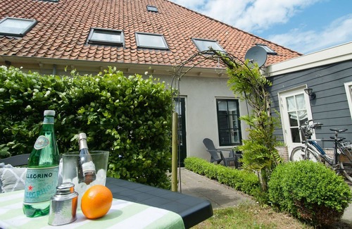 Egmond aan den Hoef Apartment | Quaint Apartment in Egmond aan den Hoef near the Sea