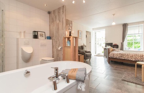 Egmond aan den Hoef Apartment | Quaint Apartment in Egmond aan den Hoef near the Sea