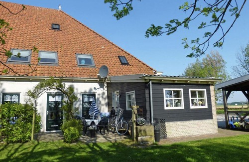 Egmond aan den Hoef Apartment | Quaint Apartment in Egmond aan den Hoef near the Sea