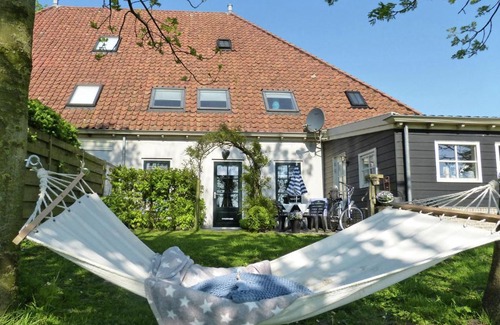 Egmond aan den Hoef Apartment | Quaint Apartment in Egmond aan den Hoef near the Sea