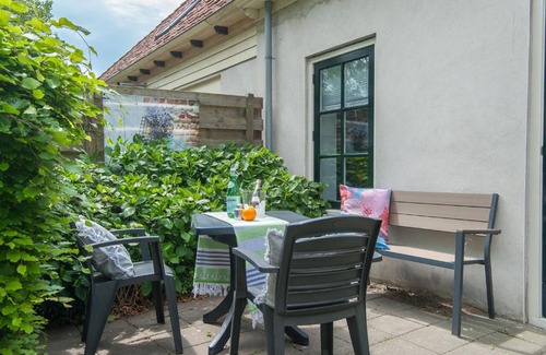 Egmond aan den Hoef Apartment | Quaint Apartment in Egmond aan den Hoef near the Sea