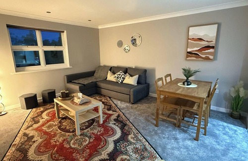 Bracknell Apartment | Quaint Bracknell Apartment with Two Bedrooms