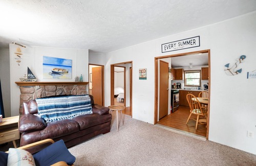Oscoda House | Quaint Cabin: Fall Fishing, Firepit Evenings, and Stunning Colors!