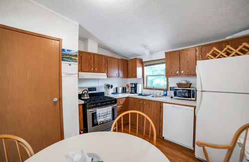 Oscoda House | Quaint Cabin: Fall Fishing, Firepit Evenings, and Stunning Colors!