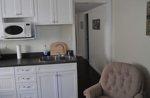Regional District of Nanaimo Apartment | Quaint Cosy and Comfortable - one bedroom fully equipped suite.