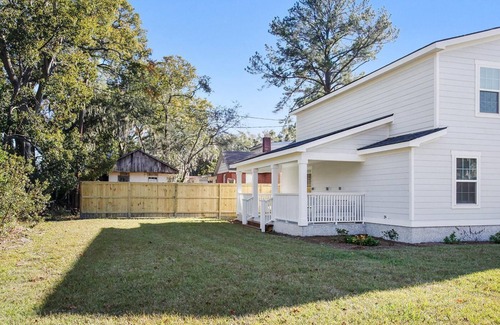 Thunderbolt House | Quaint Cottage Home on College