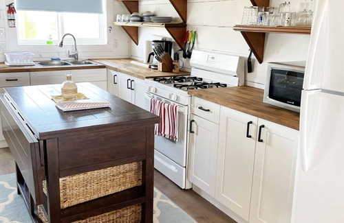 Hope Town Villa | Quaint Cottage On The Beach in the South End