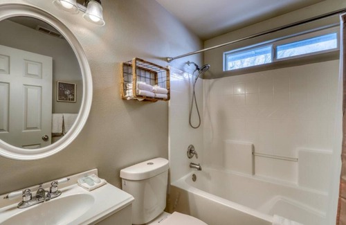 Veterans Park House | Quaint craftsman home across from park and river!