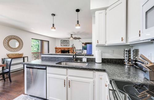 Flagstaff Condo | Quaint Flagstaff Condo w/Balcony ~ 6 Mi to Dtwn!
