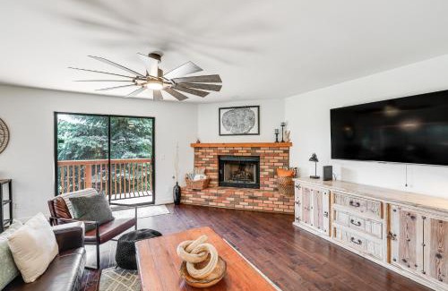 Flagstaff Apartment | Quaint Flagstaff Condo with Balcony about 6 Mi to Dtwn!