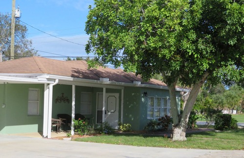 Laurel House | Quaint home with a short walk to the beach!
