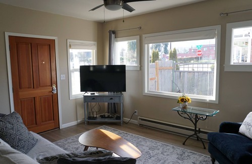 Port Angeles Cottage | Quaint In-town Cottage 5 minutes to downtown