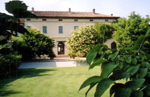 Stagno Lombardo House | Quaint Mansion in Stagno Lombardo with Garden