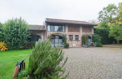 Stagno Lombardo House | Quaint Mansion in Stagno Lombardo with Garden