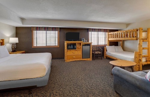 Quincy Hotel | Quaint Riverside Retreat w/Indoor-Outdoor Pool! Free On-site Parking