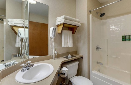 Quincy Hotel | Quaint Riverside Retreat w/Indoor-Outdoor Pool! Free On-site Parking
