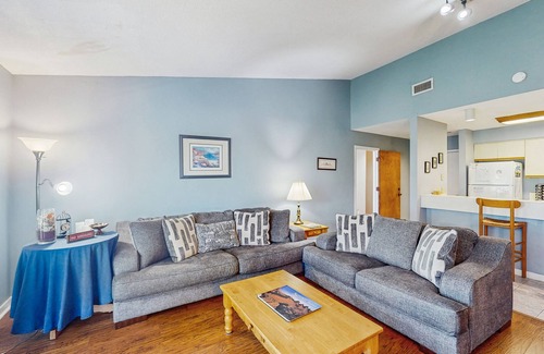 Isle of Palms Villa | Quaint top floor lagoon view condo w/community pool access - walk to the beach