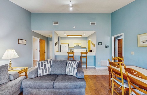 Isle of Palms Villa | Quaint top floor lagoon view condo w/community pool access - walk to the beach