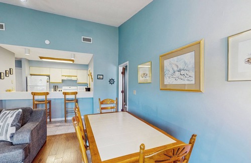 Isle of Palms Villa | Quaint top floor lagoon view condo w/community pool access - walk to the beach