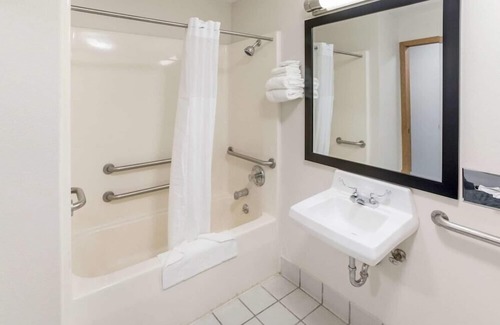 Rochelle Hotel | Quality Inn Rochelle IL