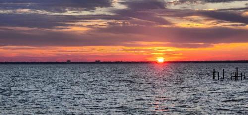 Pensacola Hotel | Quality Inn & Suites Gulf Breeze Bayside near Pensacola Beach