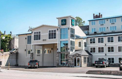 Houghton Hotel | Quality Inn & Suites Houghton Downtown