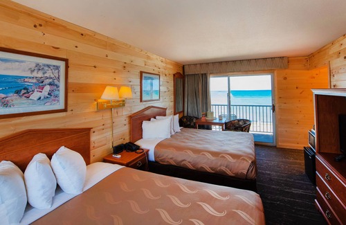 Mackinaw City Hotel | Quality Inn & Suites Mackinaw City Beachfront