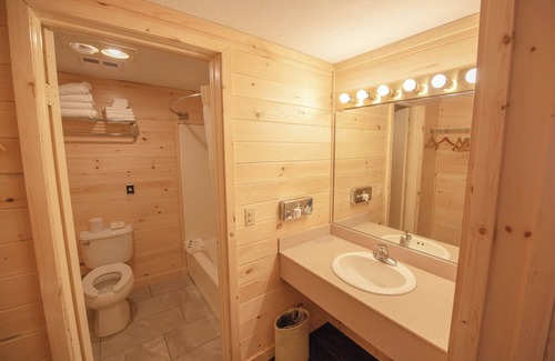 Mackinaw City Hotel | Quality Inn & Suites Mackinaw City Beachfront