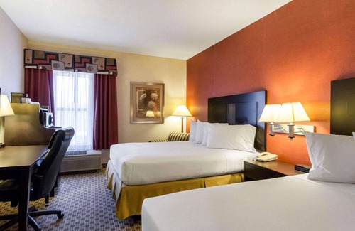 Oakwood Village Hotel | Quality Inn & Suites Oakwood Village - Cleveland South
