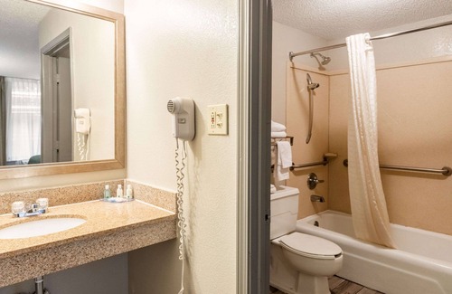 Newport Hotel | Quality Inn