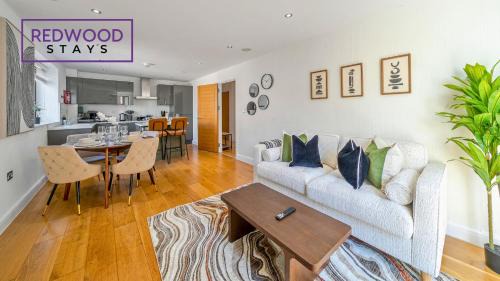 Camberley Apartment | QUALITY SERVICED APARTMENTS IN CAMBERLEY TOWN CENTRE, FREE WiFi, PERFECT FOR BUSINESS STAYS, FAMILIES, RELOCATIONS, EXTENDED STAYS, AND EMERGENCY ACCOMMODATION by REDWOOD STAYS