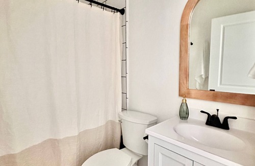 Redmond House | Quant Tiny Home in Downtown Redmond, Hot Tub, Private Fenced Yard, Dog Ok