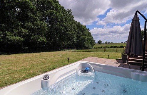 Honiton Cottage | QUANTOCK BARN, pet friendly, country holiday cottage in Honiton