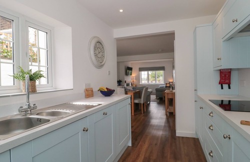 Poole Cottage | QUAY COTTAGE - SEA VIEW, pet friendly, with a garden in Poole