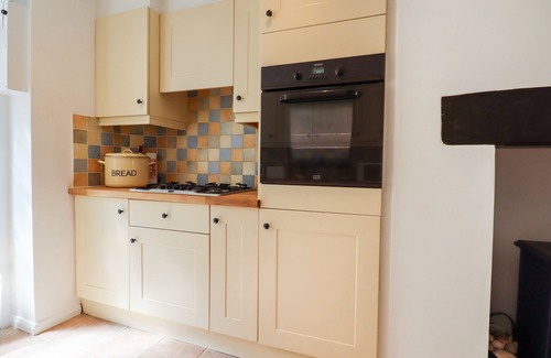 Teignmouth Cottage | QUAYSIDE COTTAGE, pet friendly, with a garden in Teignmouth