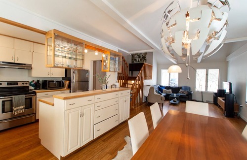 West Hartford House | Quechee Mountain Home w/Jacuzzi, Sunroom, and Private Gymn