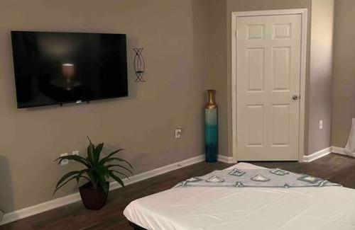 Greensboro Apartment | Queen bed+sofabed Streaming gym extended stay 5-15 minutes hospital/entertainment/downtown/airports
