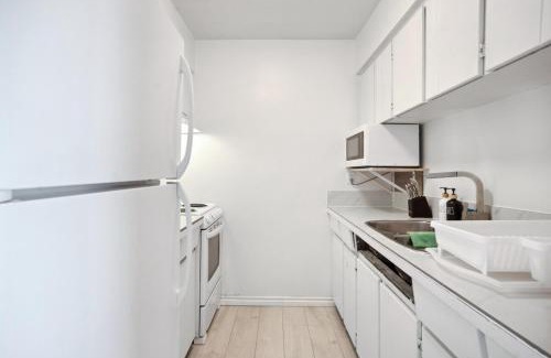 Riley Park Apartment | Queen Elizabeth Garden Stay with Parking and King Bed for 6