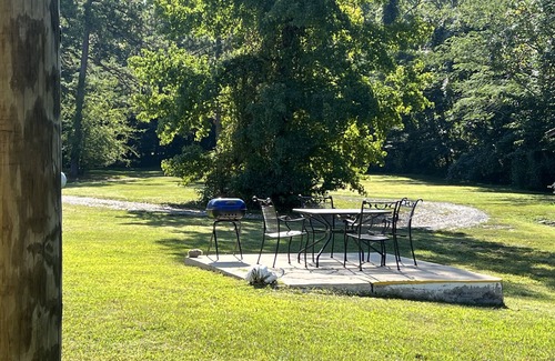 Mount Ida Apartment | Queen Guest Room located at the Joplin Inn on the highway at the entrance to Mountain Harbor, 2 1/2 miles from Lake Ouachita. by RedAwning