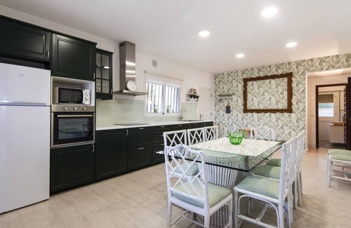 Miraflores del Palo Villa | Queen of the ocean Villa: stately style house with pool