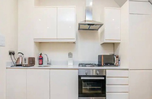 Ealing Apartment | Queen of the Suburbs 1BD Flat |Pass the Keys
