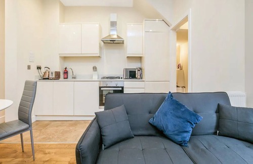 Ealing Apartment | Queen of the Suburbs 1BD Flat |Pass the Keys
