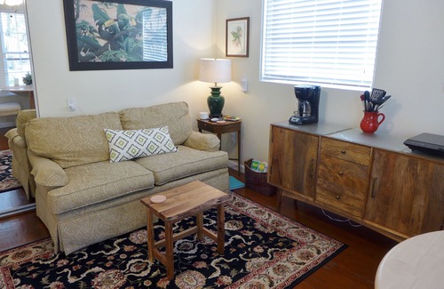 Altamont Manor Apartment | QUEEN PALM APT~ 2ND FLR APT~PRETTY, CLEAN. GREAT LOCATION!
