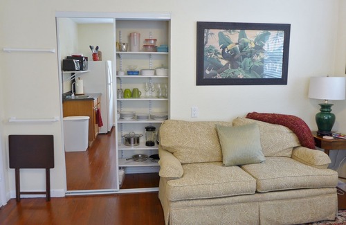 Altamont Manor Apartment | QUEEN PALM APT~ 2ND FLR APT~PRETTY, CLEAN. GREAT LOCATION!