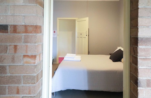 Capertee Hotel | Queen Room With Shared Bathroom